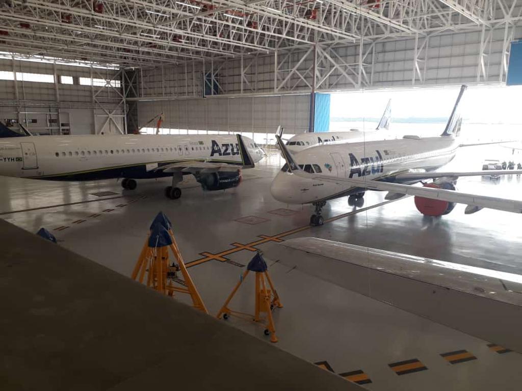 Realização de pintura epóxi no hangar do aeroporto Viracopos