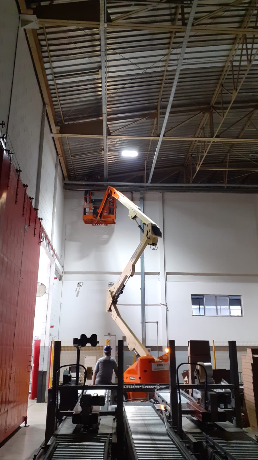 Na Gimba Suprimentos, construímos uma parede corta fogo no vão que separa as áreas administrativas da área operacional do Galpão. Atendendo as normas do Corpo de Bombeiros, foram usadas 4 camadas de placa de Drywall Rosa, para suportar 120 min de chamas. Tudo dentro das normas legais, incluindo a segurança dos nossos colaboradores!!! Entrega no prazo!! Qualidade garantida!